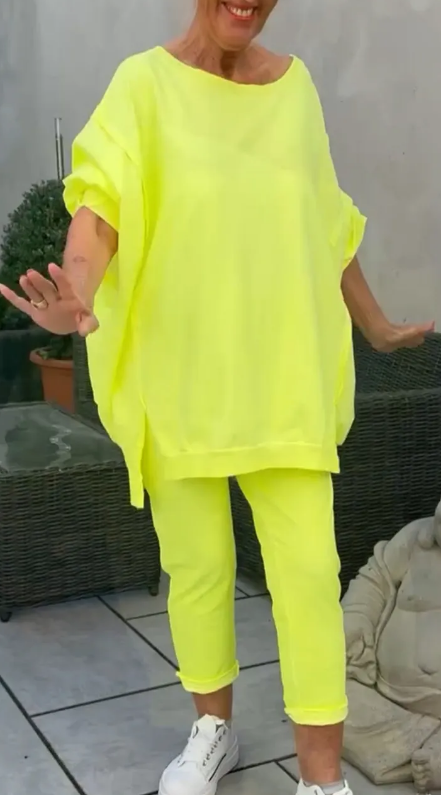 Dámský neformální oblek s kulatým výstřihem a fluorescenční barvou