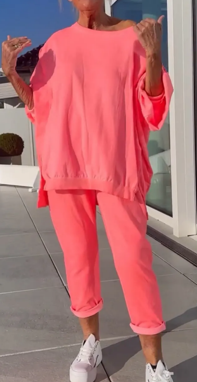 Dámský neformální oblek s kulatým výstřihem a fluorescenční barvou