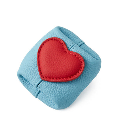 Uložte své karty a hotovost do stylového provedení – kožená mini peněženka s nádechem srdce. Na dobírku! 💝