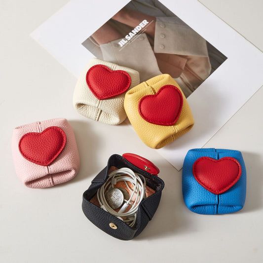 Uložte své karty a hotovost do stylového provedení – kožená mini peněženka s nádechem srdce. Na dobírku! 💝