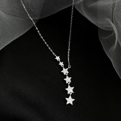 Prodlužte svůj výstřih elegantním designem – kaskádový náhrdelník s hvězdami. Na dobírku! ✨