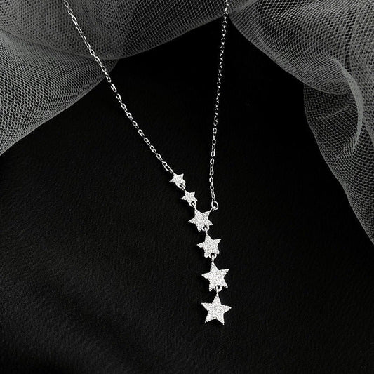 Prodlužte svůj výstřih elegantním designem – kaskádový náhrdelník s hvězdami. Na dobírku! ✨