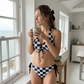 Zářte na pláži v kostkovaném vzoru – dámské bikini na kravání s kostkovaným potiskem. Na dobírku! 👙