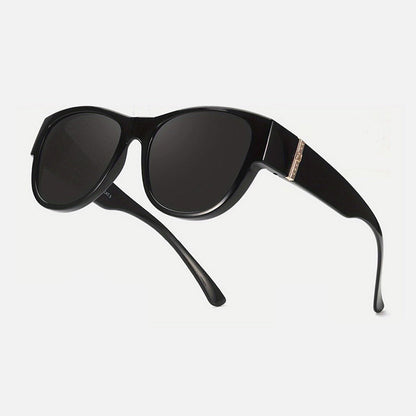 Noste je přímo přes své dioptrické brýle – fit-over polarizované sluneční brýle. Na dobírku! 🕶️