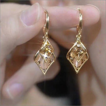 Pozvedněte svůj večerní styl geometrickým kočičím okem – náušnice ve tvaru kočičího oka. Na dobírku! ✨