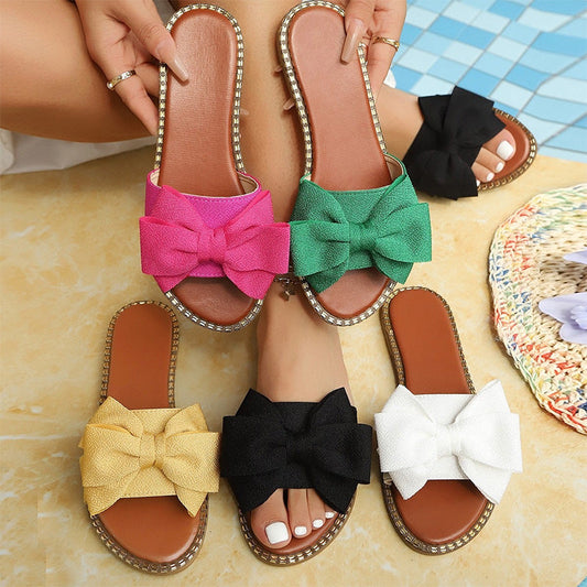 Dodejte svému letnímu outfitu třpytivý nádech – dámské mašličkové sandály s kamínky. Na dobírku! 👡