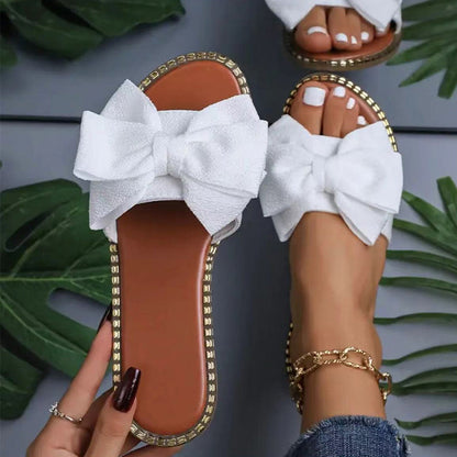Dodejte svému letnímu outfitu třpytivý nádech – dámské mašličkové sandály s kamínky. Na dobírku! 👡