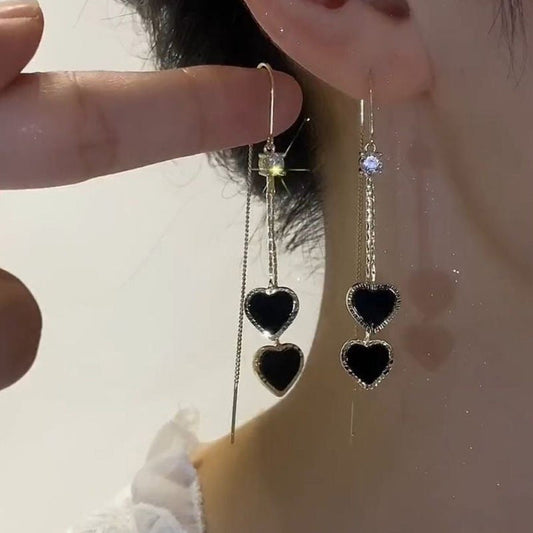 Prodlužte opticky krk a získejte elegantní siluetu – náušnice s dvousrdcovým designem. Na dobírku! 🖤
