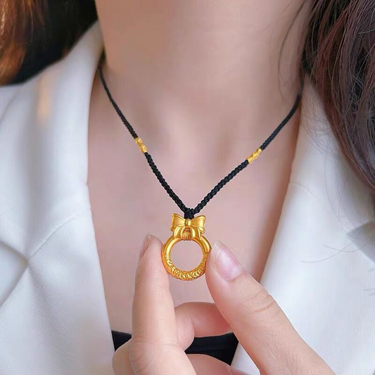Ozdobte svůj výstřih elegantní mašlí a retro věncem – náhrdelník s mašlí a věncovým přívěskem. Na dobírku! 🎀