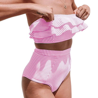 Získejte štíhlejší siluetu díky nepravidelným pruhům – zeštíhlující plavky s volánkovým topem. Na dobírku! 👙