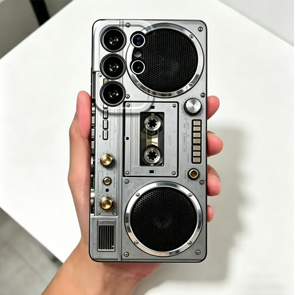 Připomeňte si éru kazet s 3D retro designem – retro boombox kryt na telefon. Na dobírku! 📼