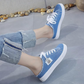 Nazujte je během vteřiny a vyrazte ve stylu – dámské džínové mule tenisky s trendy třásněmi. Na dobírku! 👟